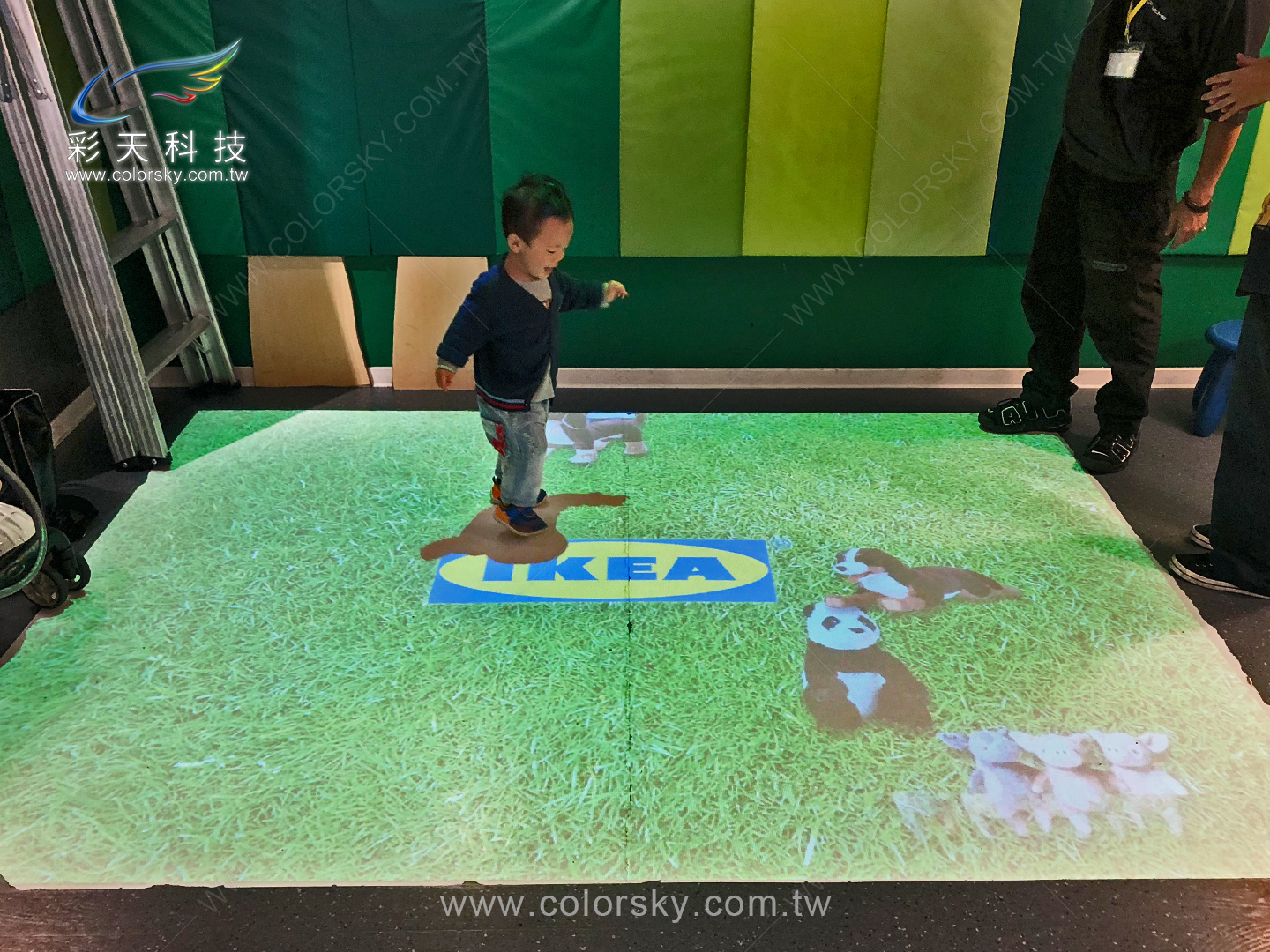 IKEA 新莊店親子餐廳，地面互動投影遊戲-實際使用狀況