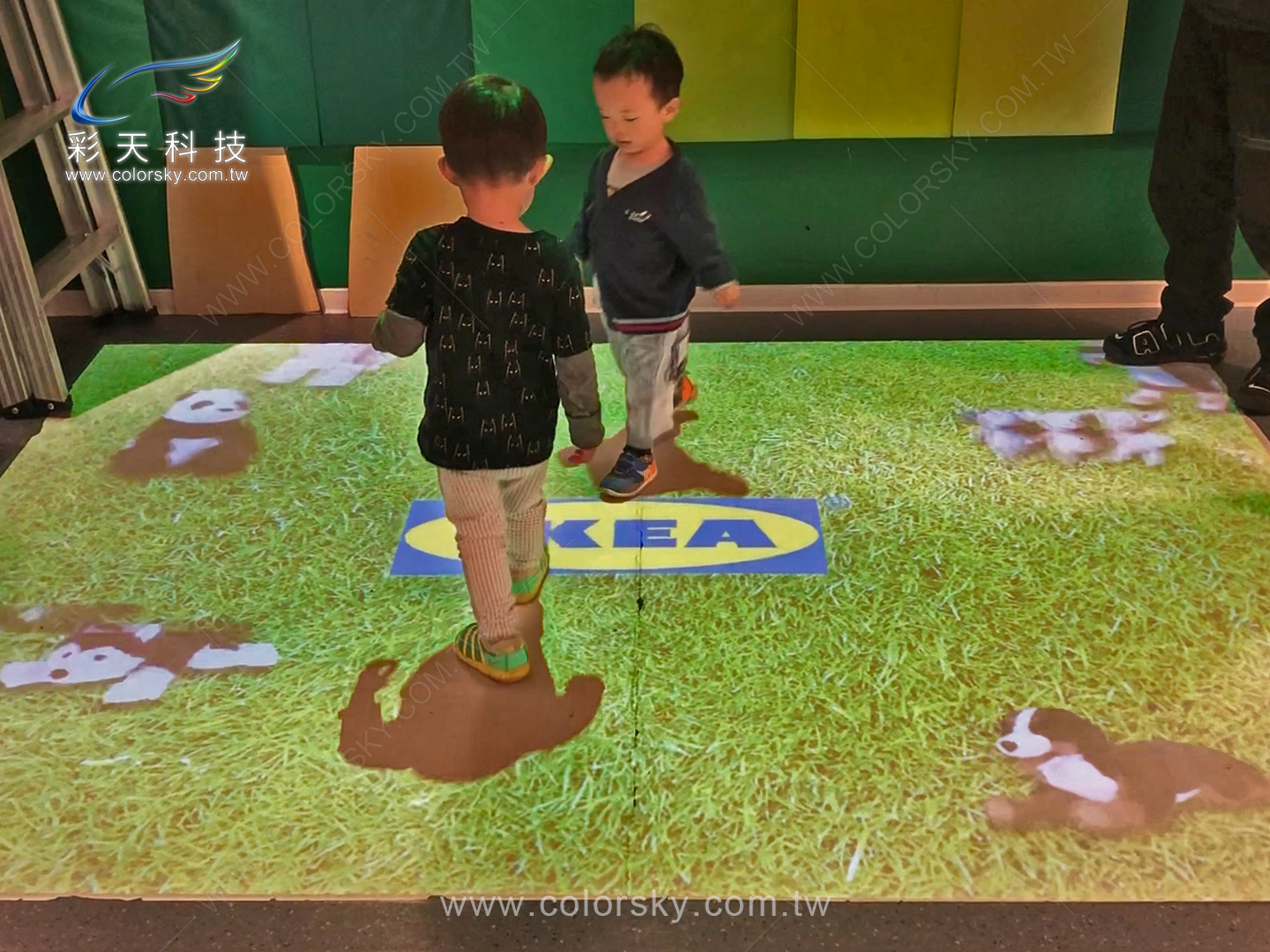 IKEA 新莊店親子餐廳，地面互動投影遊戲-實際使用狀況