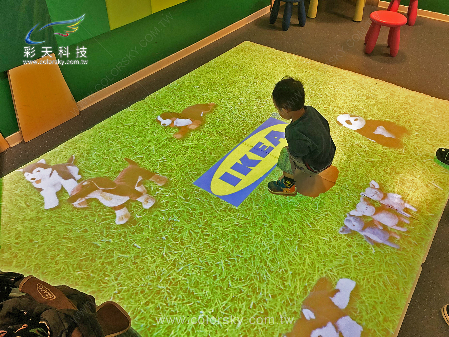 IKEA 新莊店親子餐廳，地面互動投影遊戲-實際使用狀況