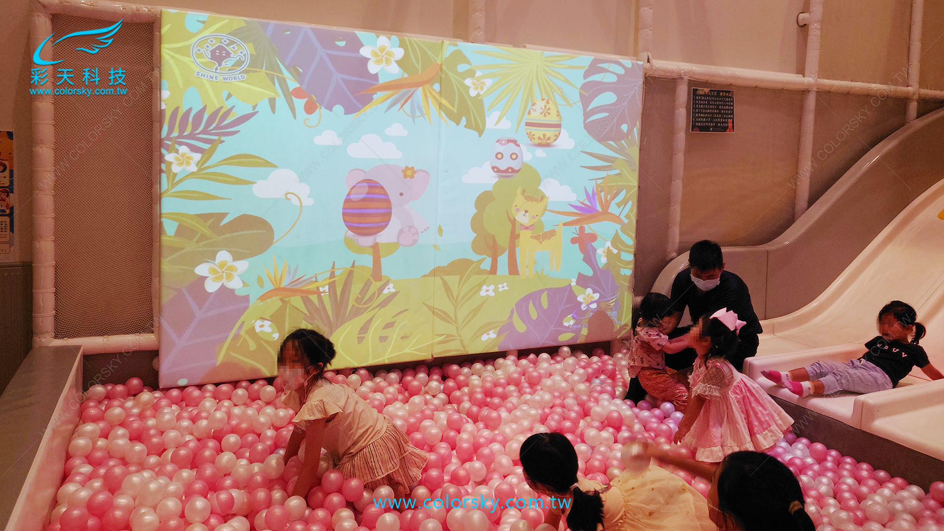 台中沙鹿-想窩11餐旅館-親子兒童遊戲區-實際投影狀況