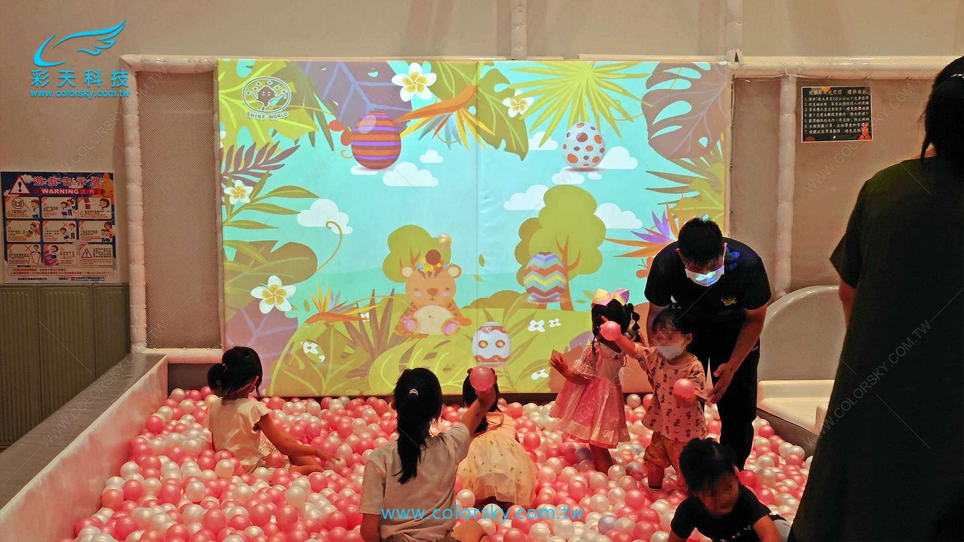 台中沙鹿-想窩11餐旅館-親子兒童遊戲區-實際投影狀況
